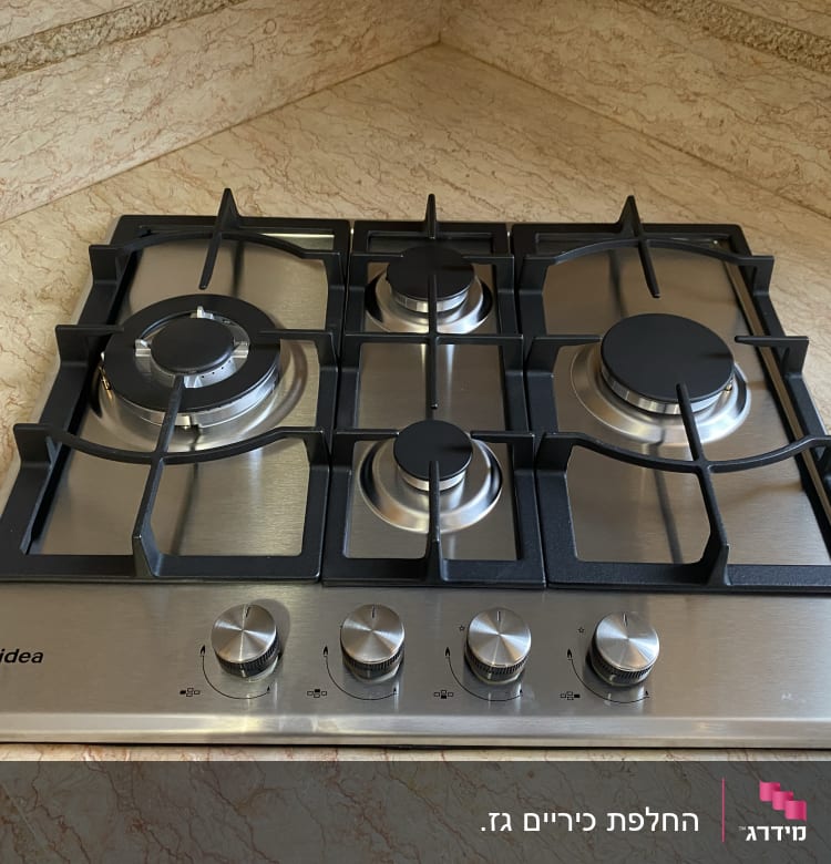 כיריים גז עם ארבעה מבערים וכפתורי שליטה